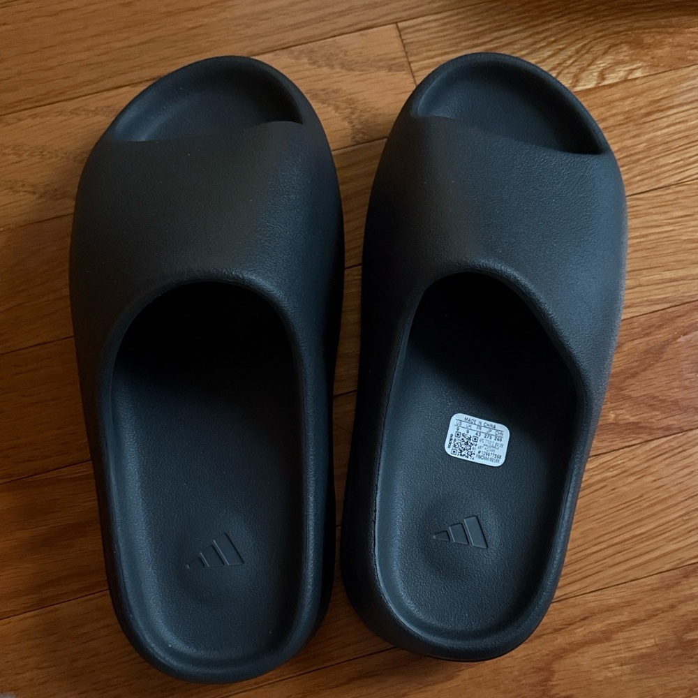 BRAND NEW Yeezy Onyx slides with box